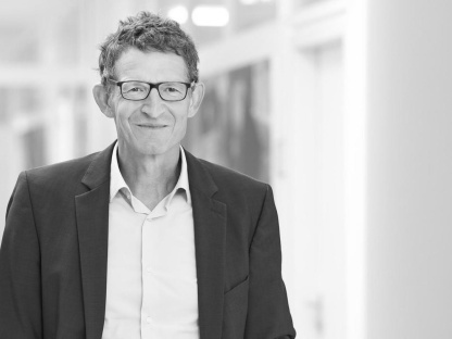 Michael Husarek, Chefredakteur des Verlags Nürnberger Presse, verteidigt auf LinkedIn den KI-Kurs seines Hauses im Lokaljournalismus
